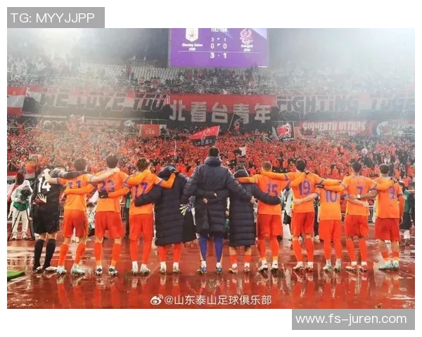 足球明星化身球迷巧妙混入赛场引发热议与欢笑